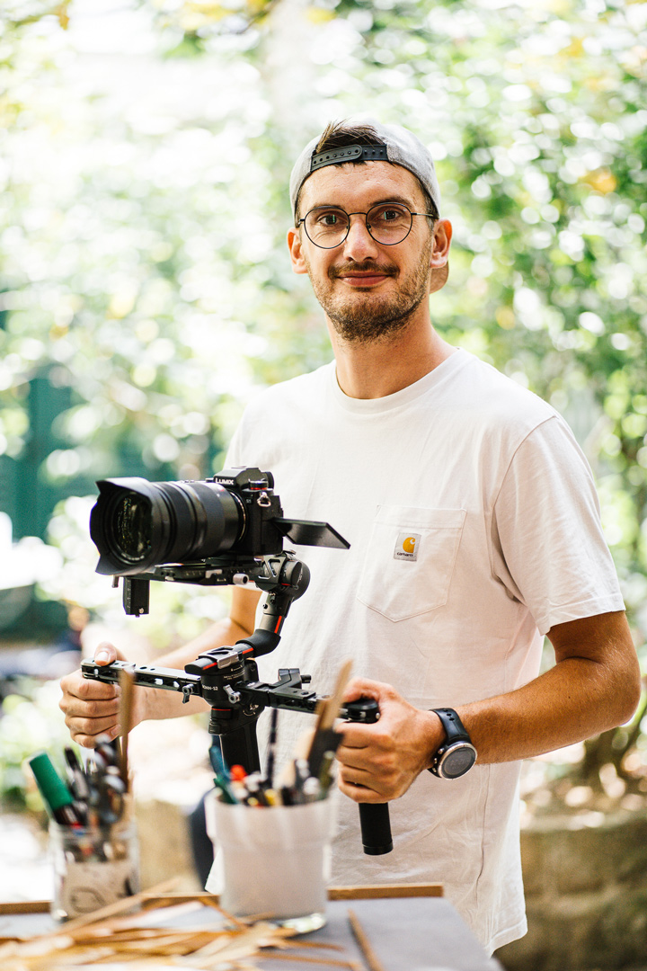 Romain Pourchot équipé d'une petite caméra sur un tournage